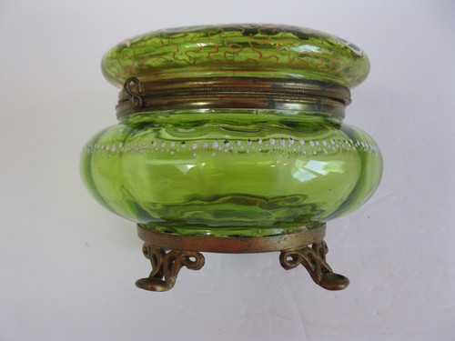 Antico vaso polvere vetro verde smaltato fiori blu e rosa coperchio piedi BOUDIOR - Foto 4 di 9