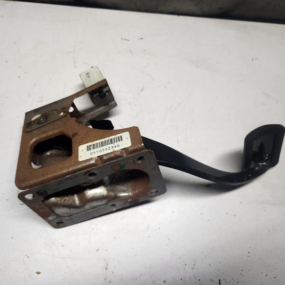 Conjunto de pedal de freno Jeep Compass 07-17 OEM  Foto 3 de 4