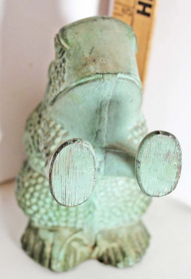 Estatuilla de sujetalibros de rana verdegris de pie y empujando de latón Foto 3 de 4
