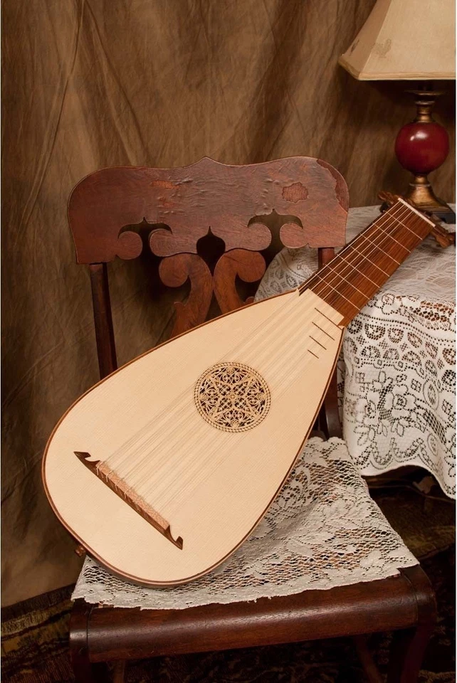 ROOSEBECK 8-COURSE TRAVEL LUTE w/ PADDED GIG BAG - Image 2 of 4