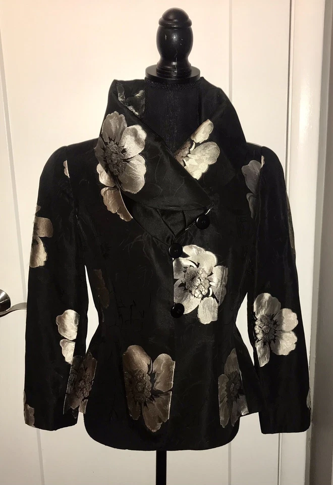 RARO Armani Collezioni. Blazer floral. Flores metálicas negras con plata y oro. Foto 3 de 4