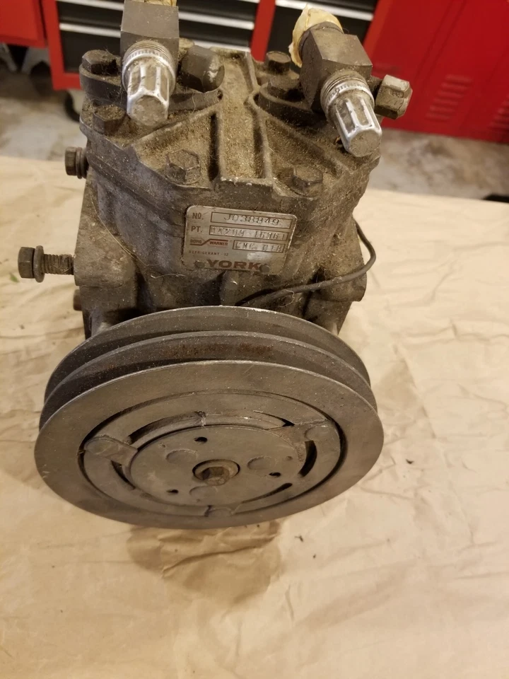 Bomba compresora de aire acondicionado original Ford Truck F100 YORK 1968 Foto 3 de 4