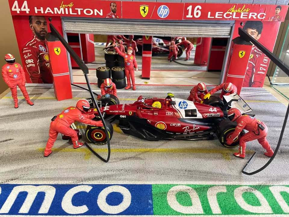 Diorama Pit Lane Ferrari Monza 2025 Hamilton scala 1:18 auto non inclusa - Immagine 2 di 4