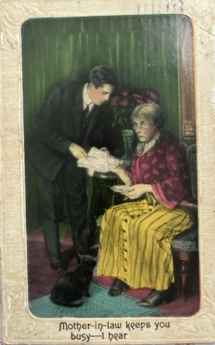 Postal vintage de 1911 "La suegra te mantiene ocupada, ¡escucho!" humorística - Imagen 2 de 3