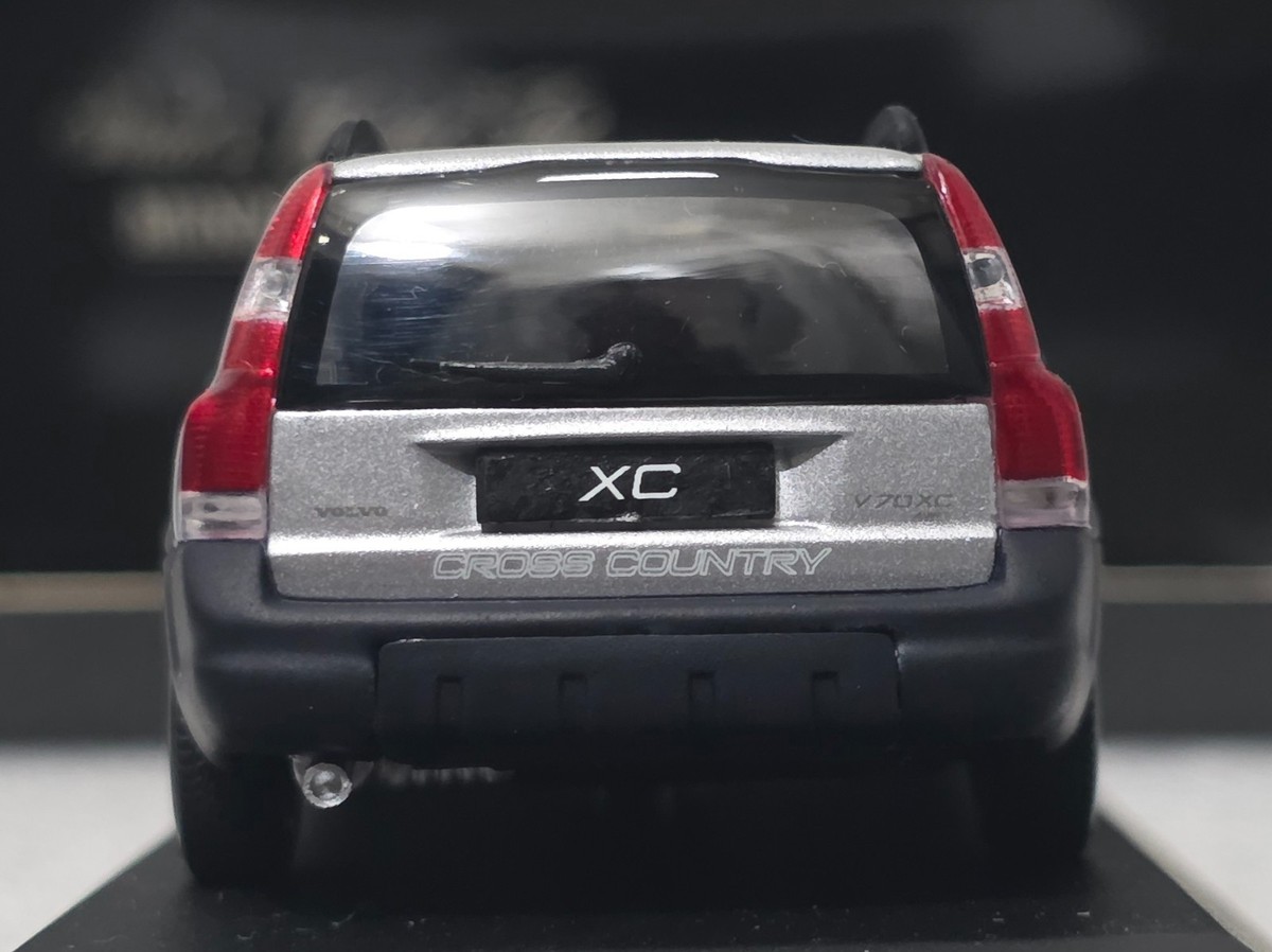 Volvo V70 XC (Cross Country) 2000 Silver Metallic 1:43 Minichamps