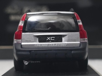 Volvo V70 XC (Cross Country) 2000 Silver Metallic 1:43 Minichamps