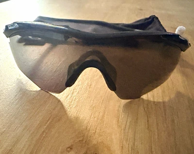 Gafas de sol deportivas Oakley m2 OO9212-01 para hombre con protector envolvente marco negro lentes grises - Imagen 1 de 4