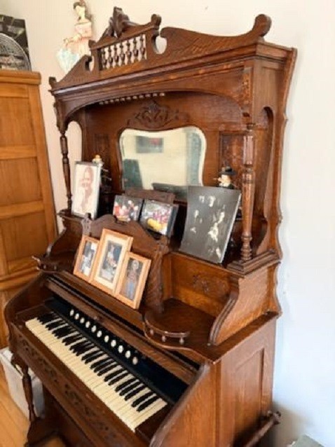 Antique Packard pump organ built between 1898-1914 Model Case 360