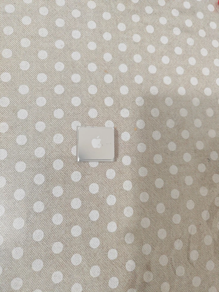 Apple iPod Shuffle A1373 3rd Generation Argento Silver N638 - Immagine 2 di 4