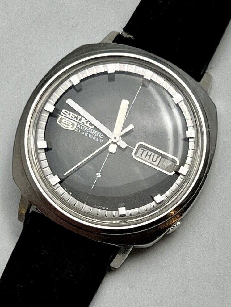 Vintage 1974 SEIKO 5 “Weekdater” Men's 41mm Automatic Watch Vintage 1974 SEIKO 5 “Weekdater” Men's 41mm Automatic Watch