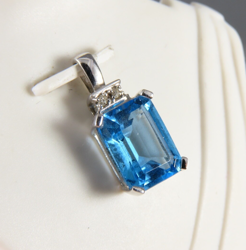 CIONDOLO TOPAZIO BLU NATURALE ORO BIANCO 10 KT TAGLIO SMERALDO 3,40 bordo diamante naturale