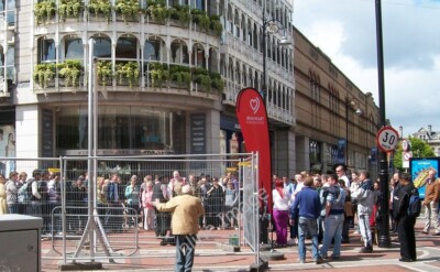 Photo 6x4 Pulling in a crowd - a street entertainer at the corner of St S c2010