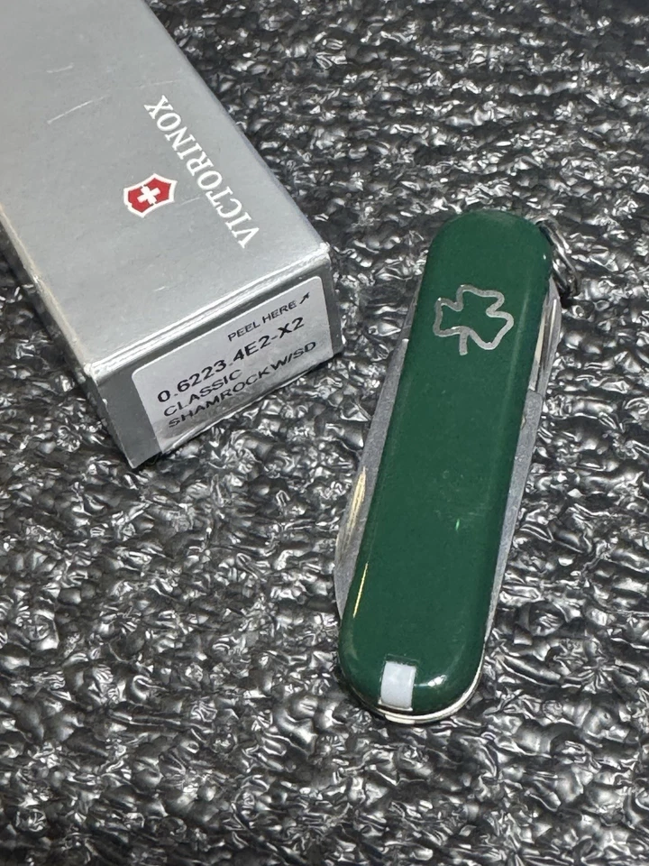 全新 Victorinox 经典 SD 绿色 带三叶草幸运钥匙链 瑞士军刀 58 毫米 — 第 3/4 张图片