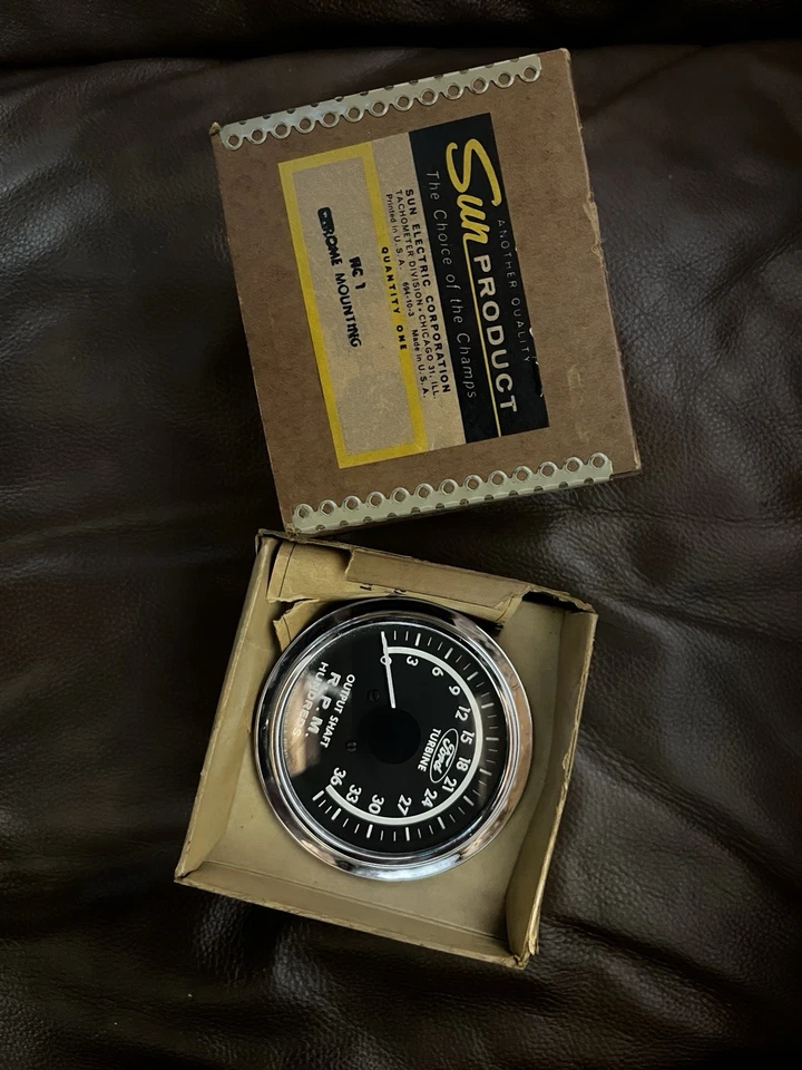 Velocímetro calibre RPM Ford turbo cromo HC 1 montaje papeleo Sun vintage nuevo de stock Foto 2 de 3