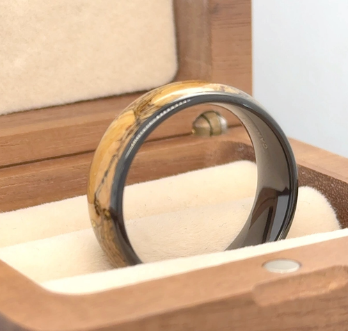 Anello di fidanzamento uomo e donna intarsiato sughero tungsteno nero, fede nuziale - Foto 4 di 7