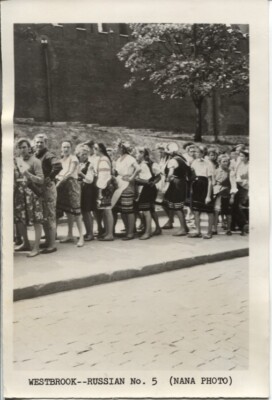 1961 Press Photo Russian Teenage Girls in Line to Vist Lenin & Stalin Tombs