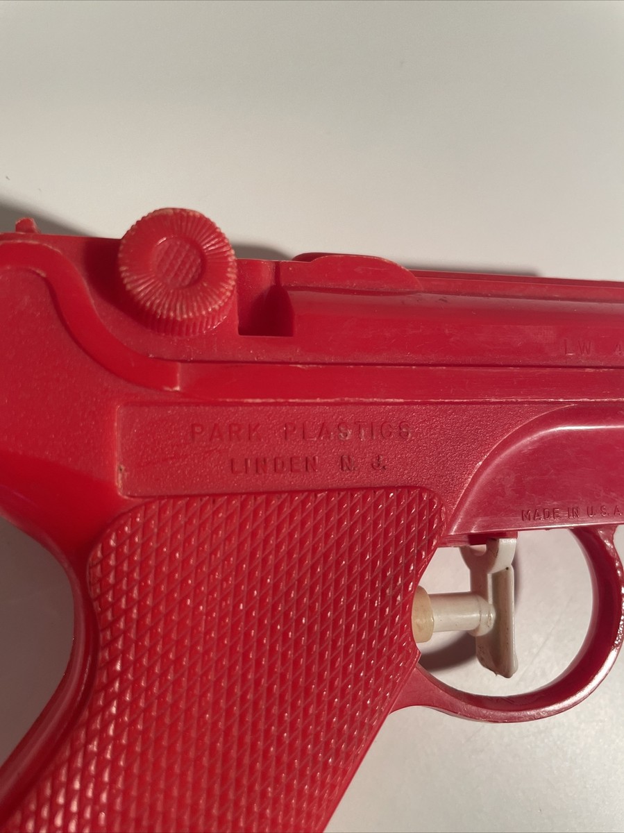 PISTOLET à ressort en PLASTIQUE soufflé Ancien 60's jouet de BAZAR PISTOLET à ressort en PLASTIQUE soufflé Ancien 60's jouet de BAZAR
