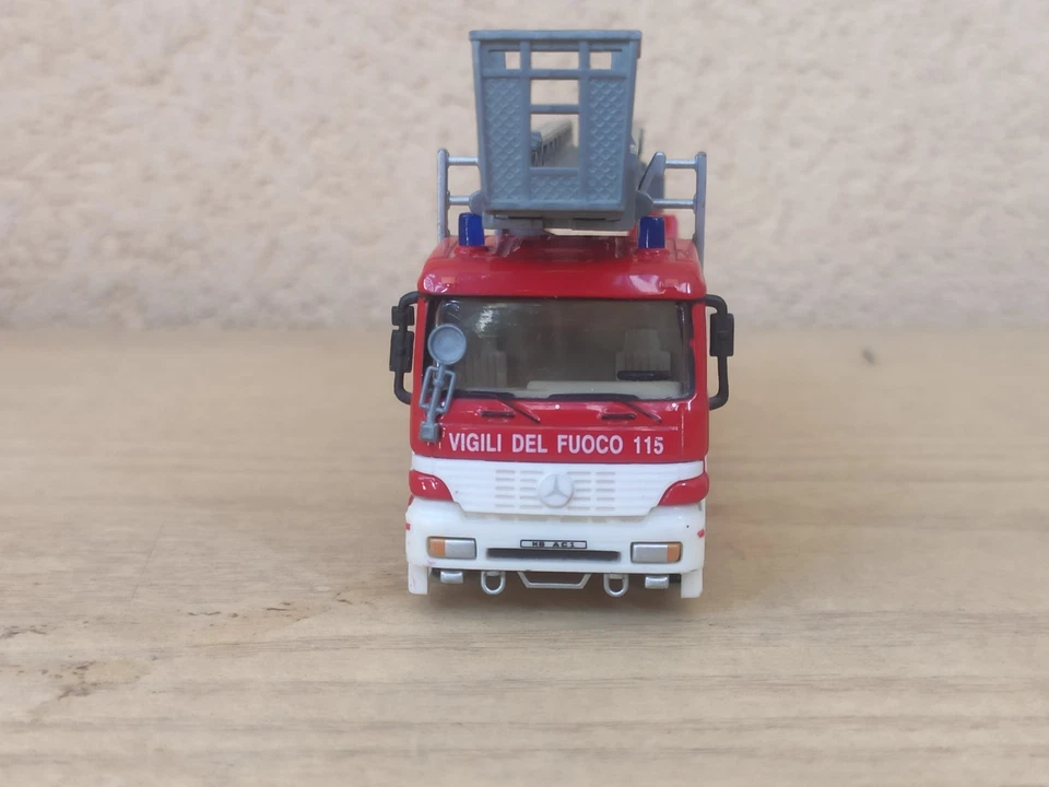 Mercedes Actros Camion Vigili Del Fuoco 1/87 H0 Modellino Pompieri Hongwell - Immagine 3 di 4