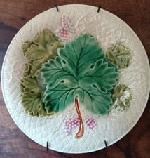 Ancienne jolie assiette en barbotine feuilles de vigne raisins - Salins?  C93