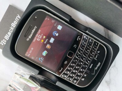 BLACKBERRY 9930 BOLD 8GB Phone Unlocked Black phone