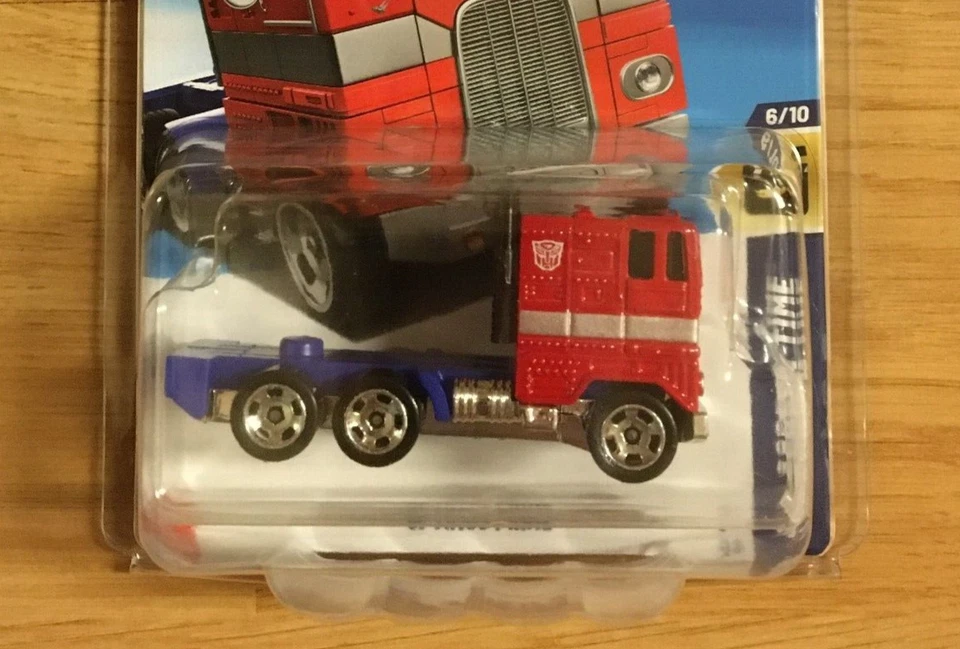 2025 Hot Wheels 6/10 TRANSFORMERS Optimus Prime #104 MONMC + Protect Pack - Image 2 of 4