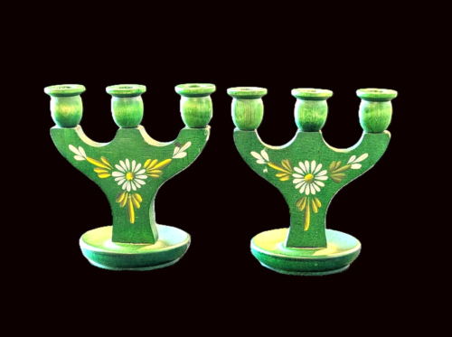 Paire de candélabre design scandinave en bois vert 3 bougies art populaire suédois - Photo 1/7