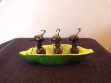 3 Ants in A Pea Pod