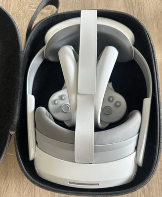 PICO 4 eigenständiges VR-Headset Weiß mit 2 Controllern & Hardcase
