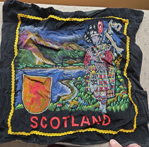 VINTAGE SOUVENIR BLACK VELVET PAINTED PILLOW CASE---SCOTLAND---17" X 17"