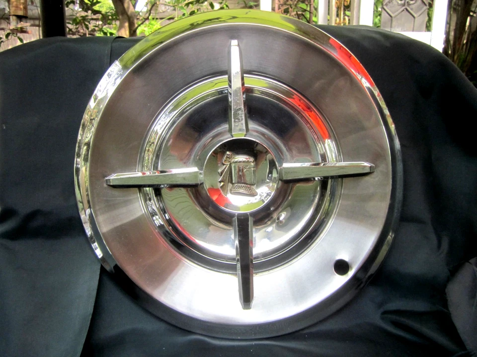 LOTE DE 2 TAPACUBOS DODGE ROYAL LANCER 1957 VINTAGE Foto 2 de 4