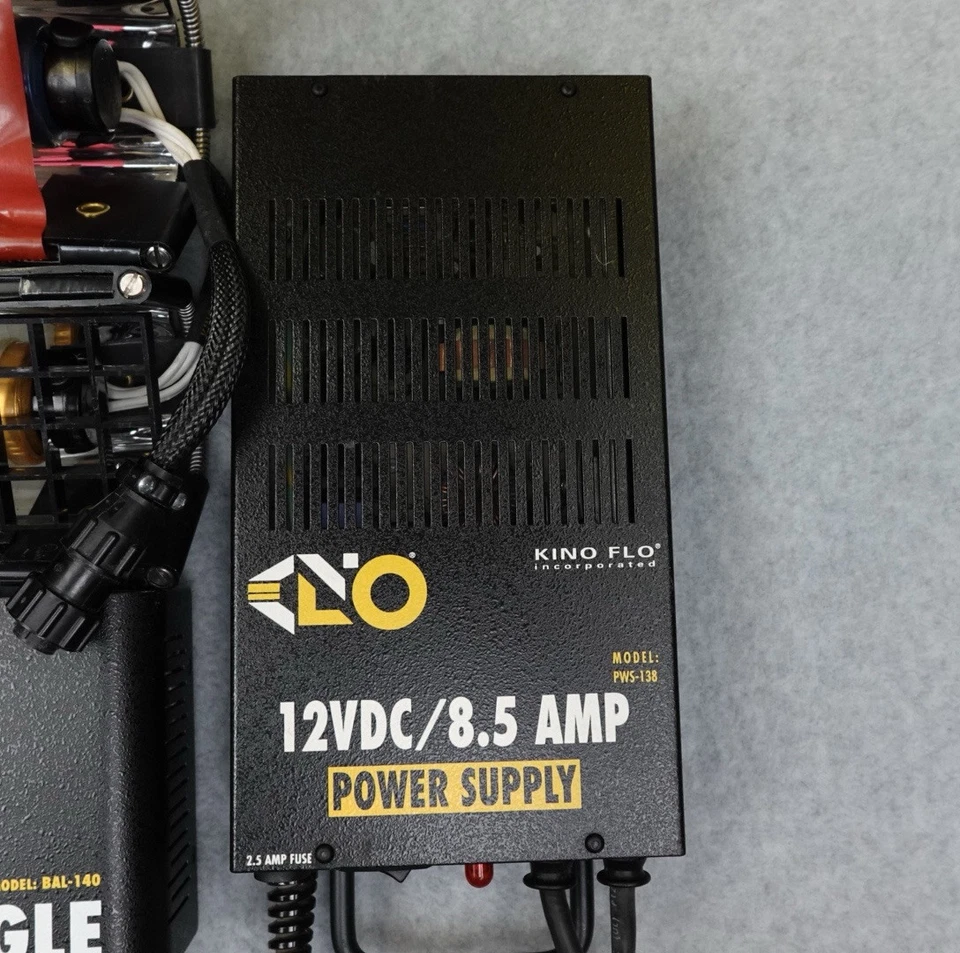 Kit de dos luces de sistema único Kino Flo 15” (12VDC) 3220K y 5500K lámparas con lote de amplificador Foto 4 de 4