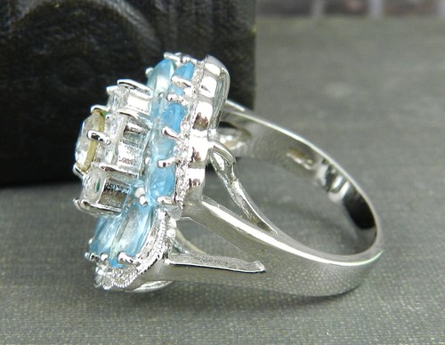 Anillo de flores firmado por Nolan Miller en tono plateado azul y cristal transparente - Imagen 2 de 8
