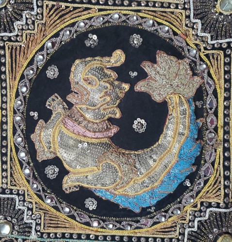 Tapiz de arte antiguo de lentejuelas con cuentas Kalaga tailandés hecho a mano del sudeste asiático 36x44 pulgadas - Imagen 14 de 24