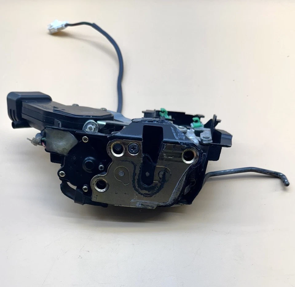 Actuador de bloqueo eléctrico pestillo puerta derecha pasajero delantero Toyota Camry sedán 97-01 OEM Foto 3 de 4