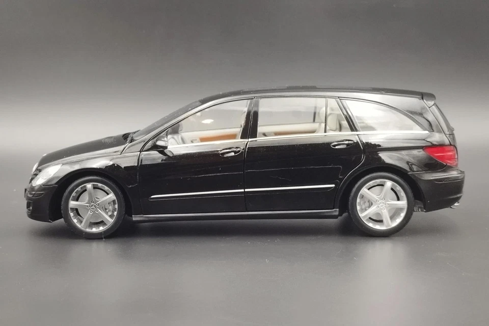 1:18 Mercedes R Class Black Minichamps - Immagine 3 di 4