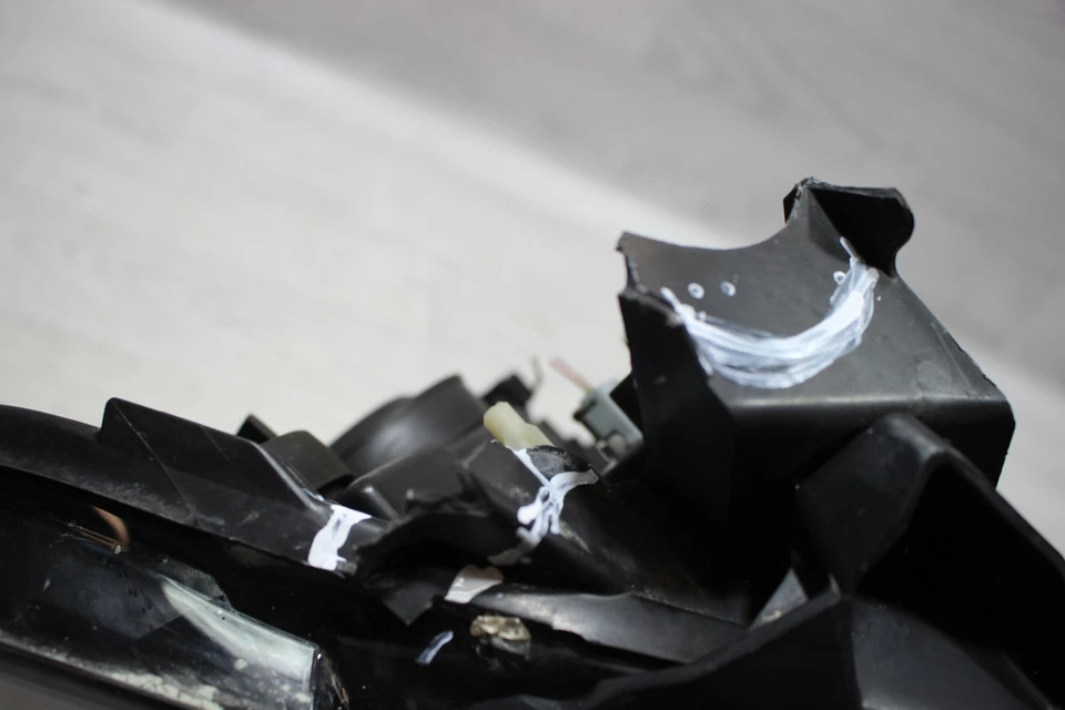 Frontscheinwerfer Halter gebroche links 7701072008 Renault Clio III BK/K85 Bj,09 - Bild 3 von 4