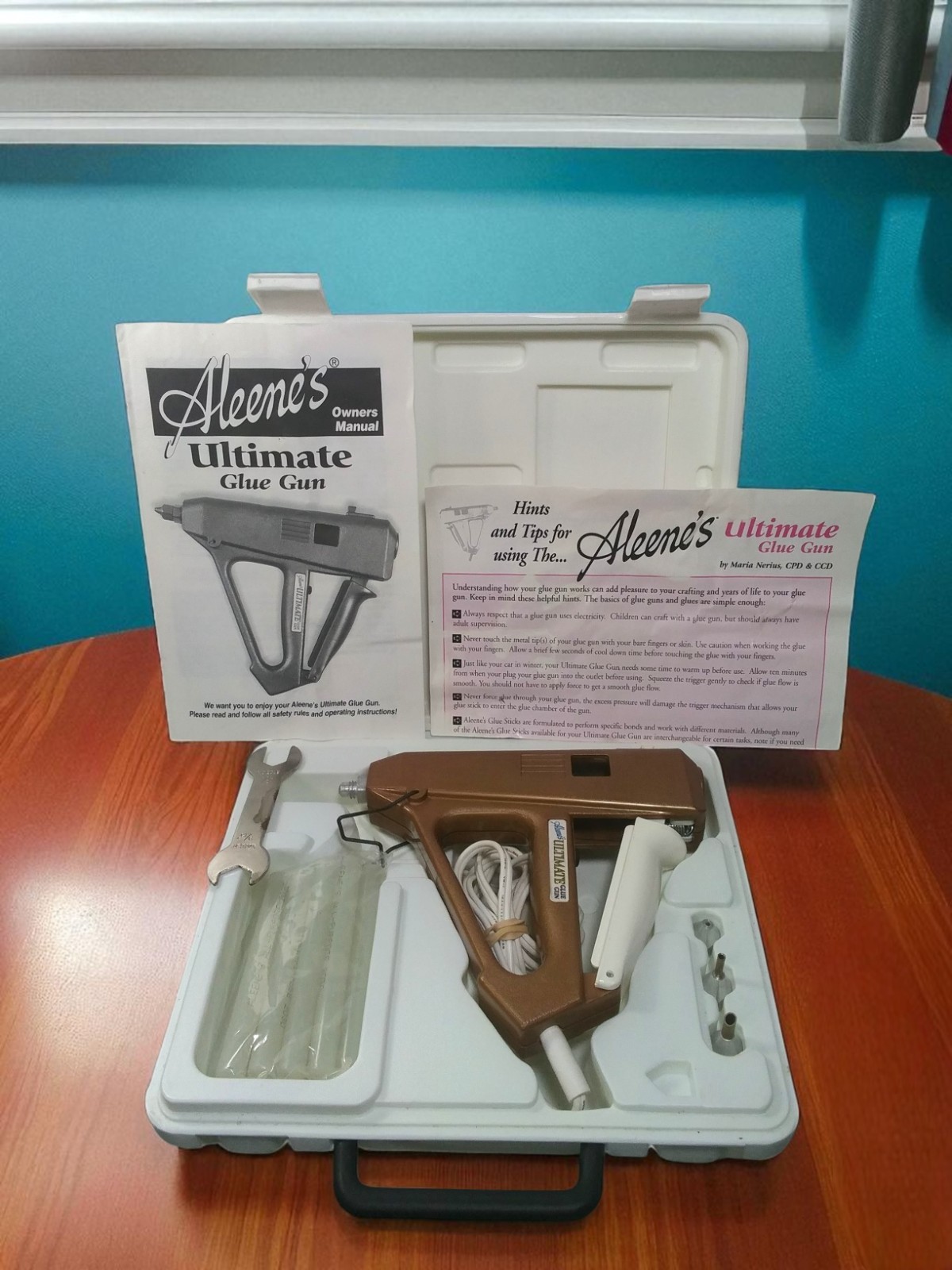 Aleene’s Ultimate Glue Gun Kit w/Case, Nozzles, Wrench & Manual-Model 2010 *READ