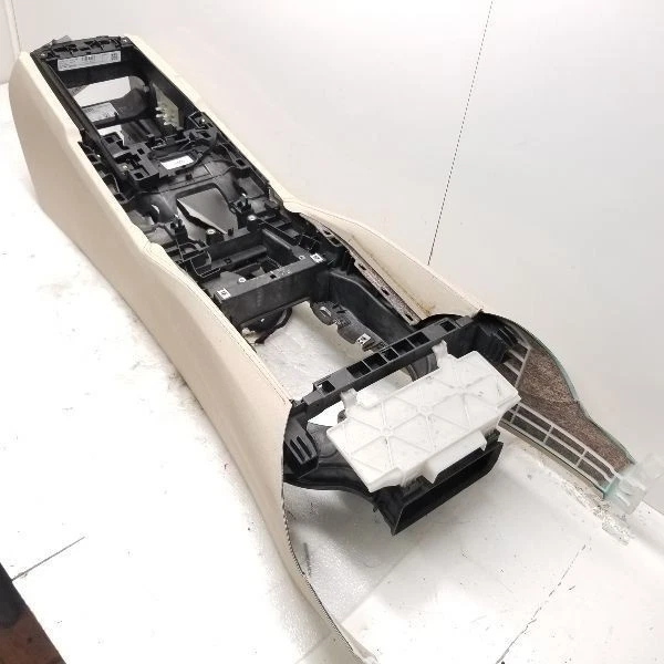 BMW G30 530i 530e 540i consola central piso crema Foto 2 de 4