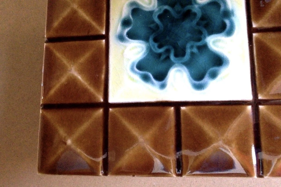 Azulejo de chimenea antiguo mayólica - geométrico floral - cerámica moldeada Art Nouveau Foto 2 de 4