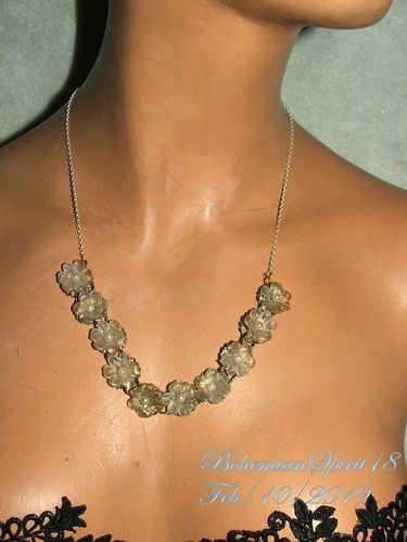 VINTAGE AWESOME RETRO DELICAT CLEAR LUCITE FLOWERS FINE CHAIN NECKLACE - Picture 5 of 5
