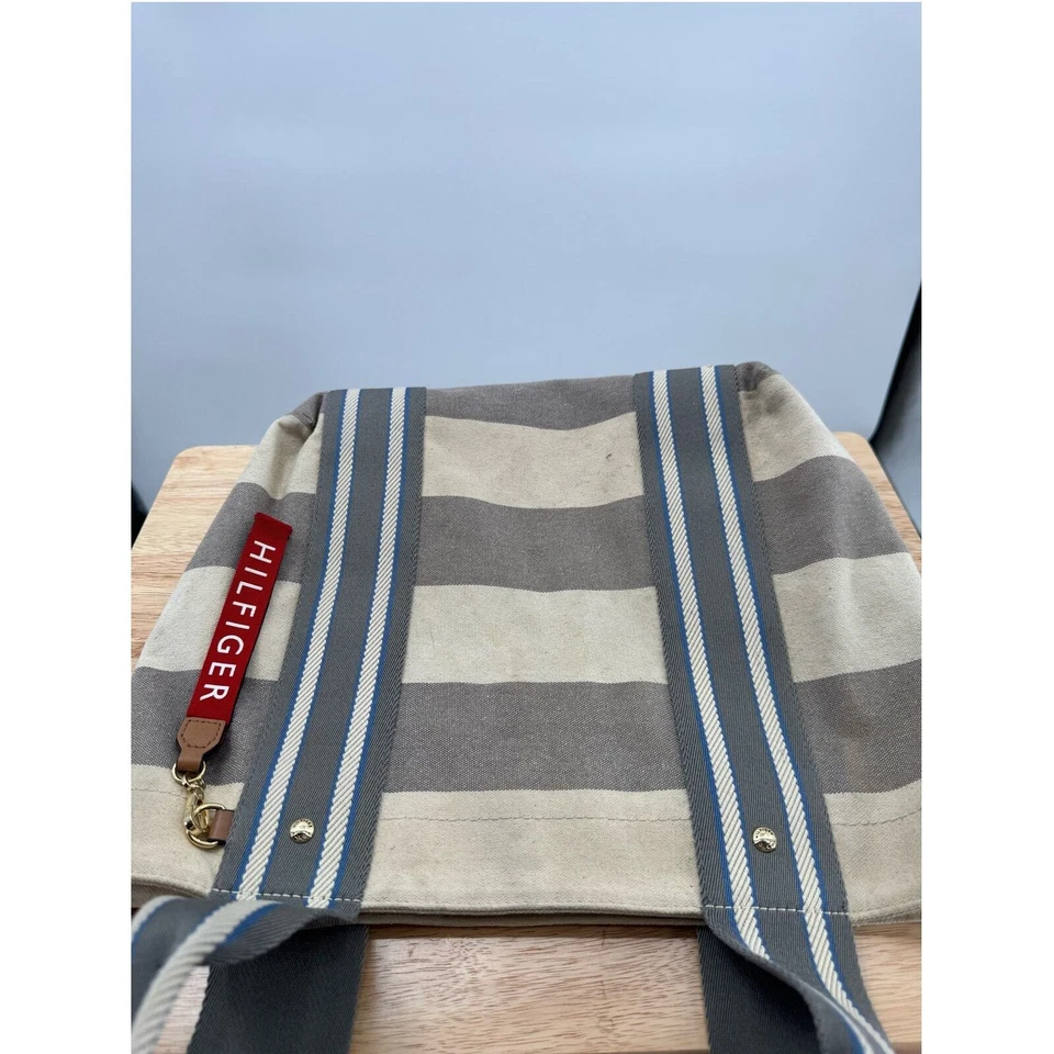 Bolso de hombro Tommy Hilfiger de playa de lona gris y azul Foto 4 de 4
