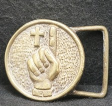 WL13140 VINTAGE 1970s  CROSS  HAND  RELIGIOUS ARTWORK SOLID BRASS BELT BUCKLE