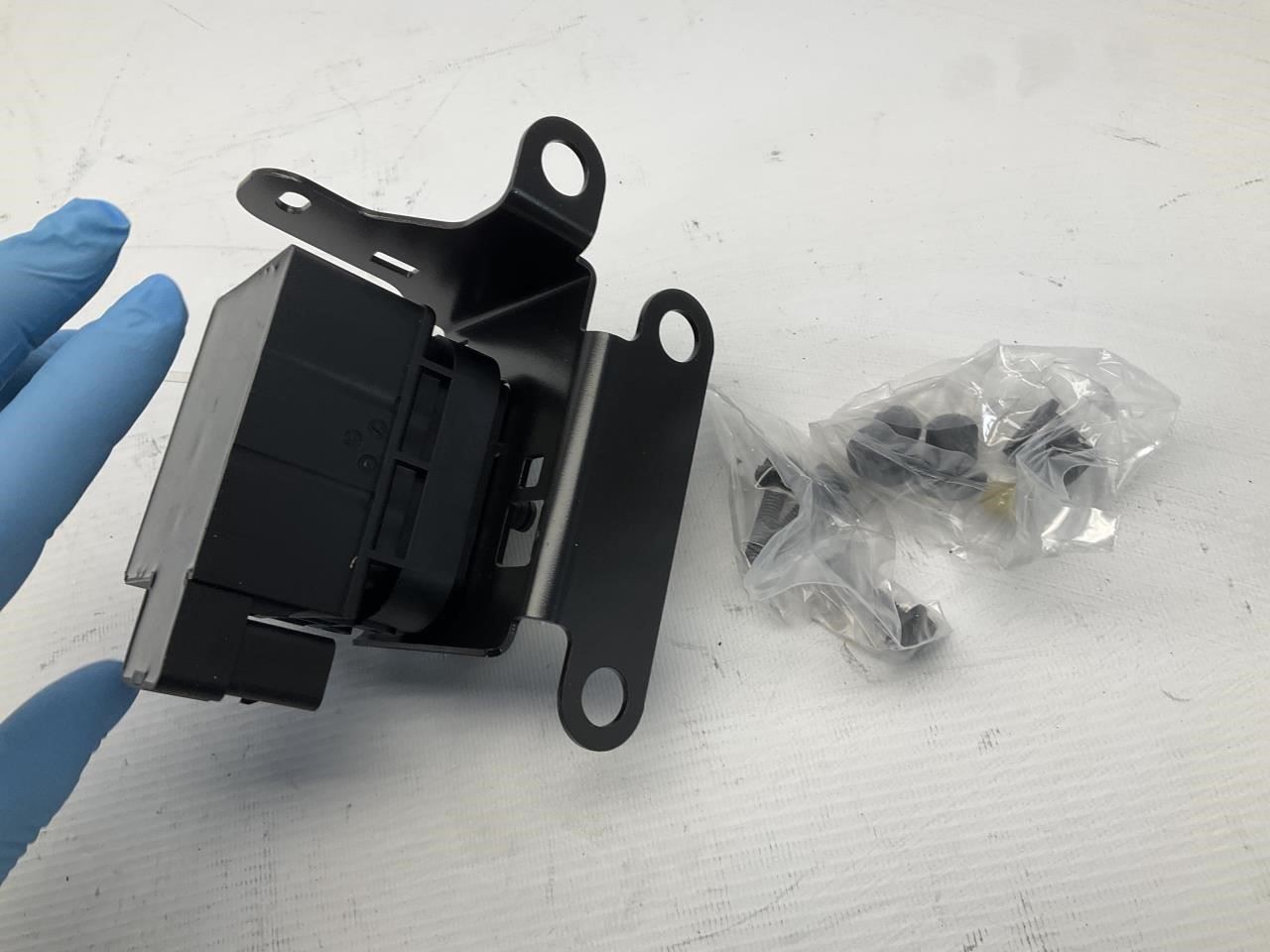 17-22 Maserati Levante Air Ride Suspension Compressor Valve Block Q