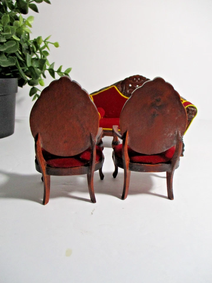 Sofá y dos sillas de salón de terciopelo rojo victoriano miniatura para casa de muñecas Foto 3 de 4