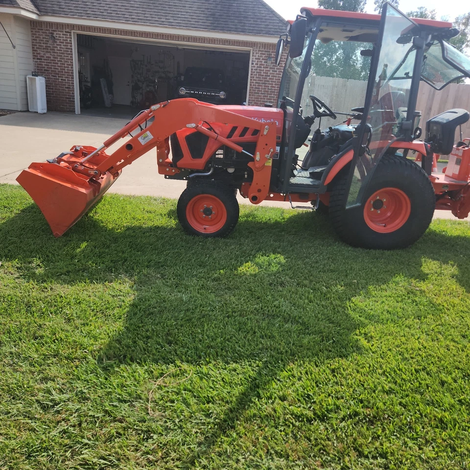 Tractor Kubota LX2610 2023: cargador frontal, retroexcavadora, cabina completa/calor y aire, 200 horas Foto 4 de 4