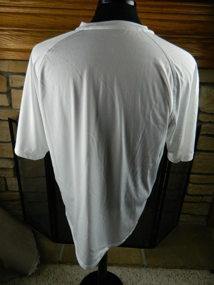 Camisa masculina manga curta enfeite de Natal Adidas Cleveland Cavaliers média - Imagem 4 de 4