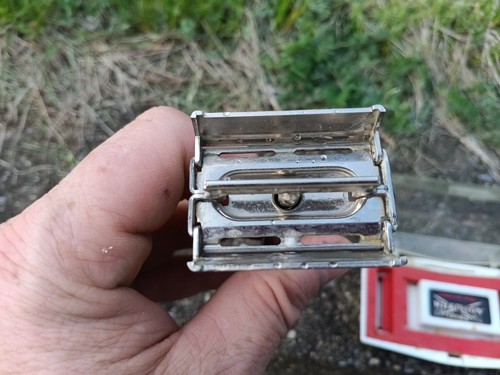 Vtg 1965 Schick Krona Safety Razor, Orig Case - Picture 7 of 11