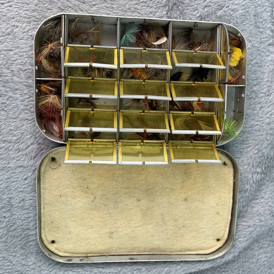 Antiga caixa de moscas Richard Wheatley 16 compartimentos para janelas cheios de moscas feitas no Reino Unido - Imagem 3 de 4