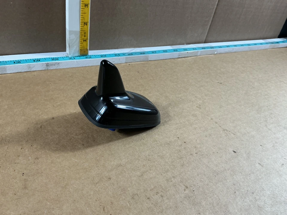 2012-2018 Audi A7 Quattro Rear Roof Shark Fin Antenna 4G0035503J OEM - Image 4 of 4