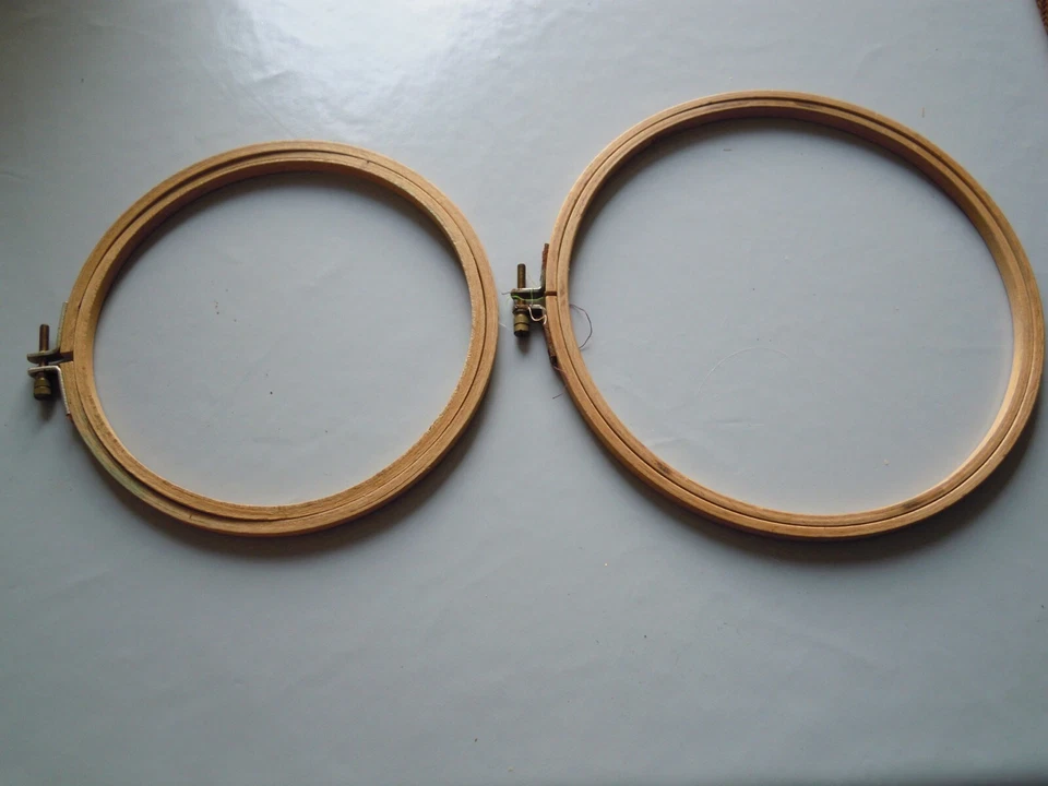 A CHOISIR 2 CERCLE A BRODER - Photo 2/2